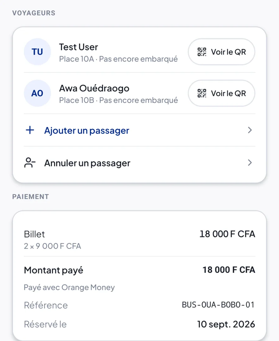 Onglet Billet d’une réservation de car : les deux voyageurs avec leur place et leur bouton « Voir le QR », puis le montant payé et la référence.